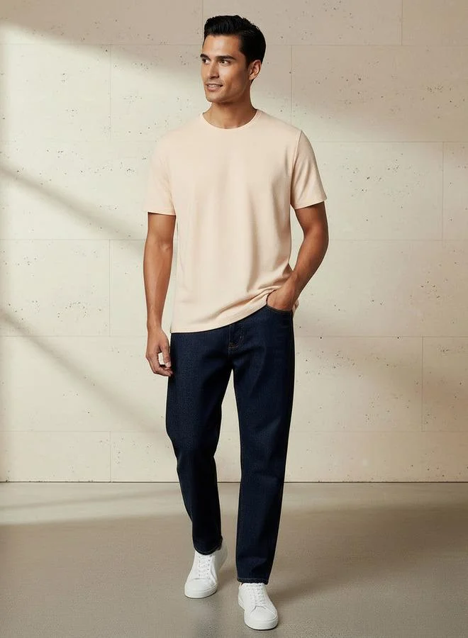 ايكونيك تيشيرت رجالي بقصة ضيقة وياقة دائرية وأكمام قصيرة بنقشة فشار أيقونية